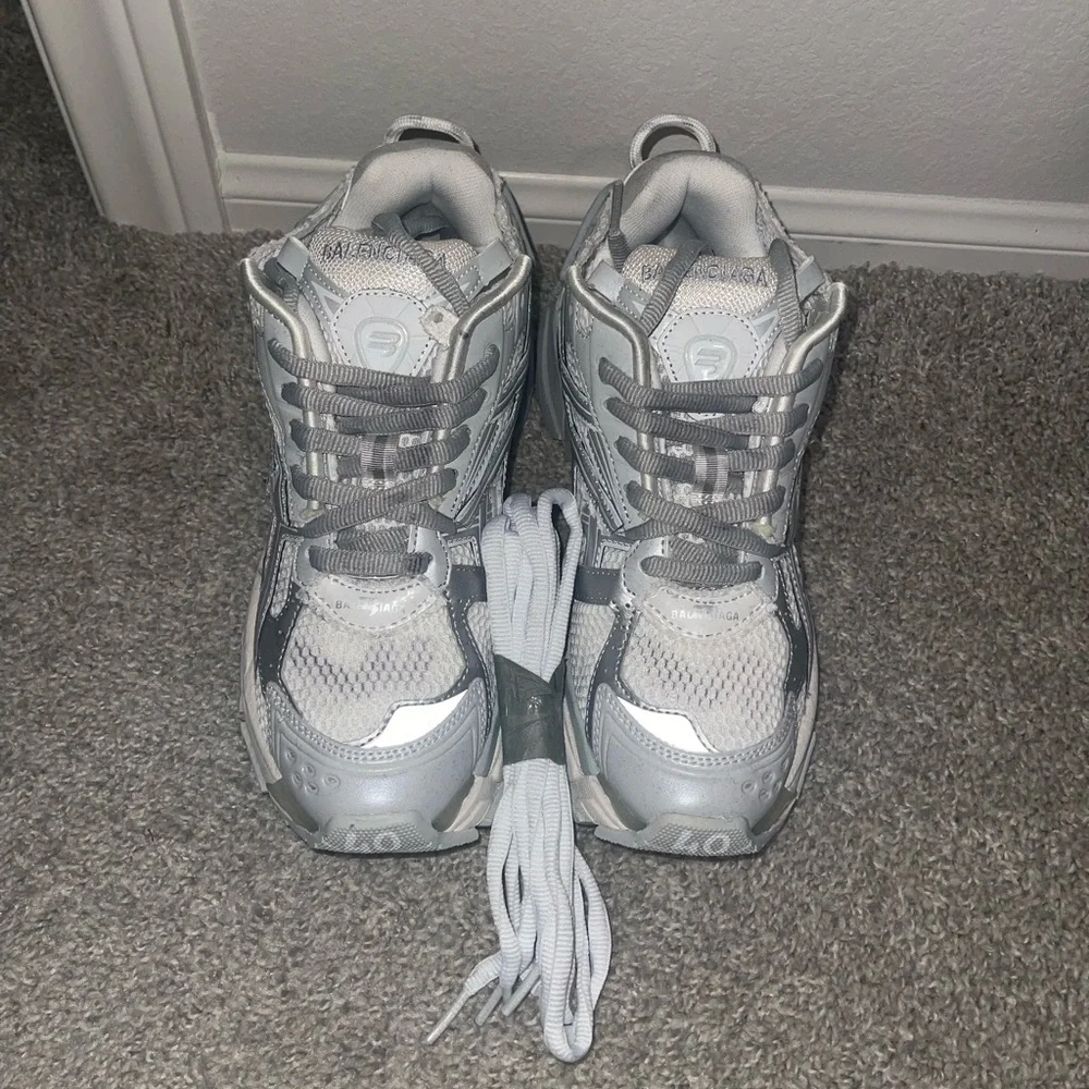 Bal. Silver & white Runners sneakers 🩶 - Picture 2 of 5